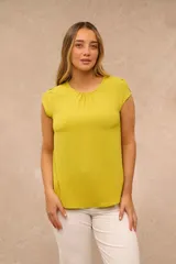 Blusa sin mangas de color verde lima, con cuello redondo fruncido y detalle de pliegues en los hombros.
