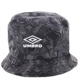 Gorro tipo bucket de la marca Umbro, color gris con estampado abstracto de líneas onduladas en tonos oscuros. Presenta el logo de la marca bordado en blanco en la parte frontal.