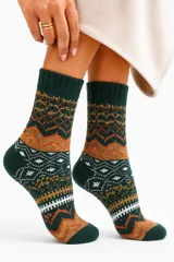 Par de medias de caña media con diseño tejido de estilo nórdico en tonos verde, naranja y blanco.