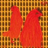 Pañuelo cuadrado con diseño artístico de gallinas en color rojo sobre un fondo naranja con patrón de óvalos marrones.