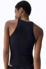 Body colaless negro sin mangas, con escote alto y espalda nadadora.