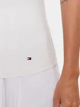 Remera blanca acanalada sin mangas, de corte slim y cuello redondo.