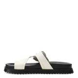 Sandalias negras Miss Carol modelo Funi, estilo dedo con plataforma baja y suela dentada. Cuenta con una tira ancha cruzada ajustable mediante una hebilla metálica grande y detalles de costuras blancas a la vista.
