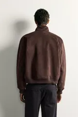 Cazadora bomber de corte regular fit en tejido efecto ante de color marrón oscuro, con cuello alto, cierre frontal de cremallera y bolsillos laterales de vivo.