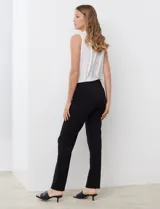 Pantalón de vestir negro de corte recto y entallado, con nervadura central vertical que estiliza la silueta. Presenta cintura ancha de soporte, panel de malla interna para control abdominal y bolsillos posteriores simulados.