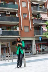 Pantalón de cuero negro, forrado, con cortes verticales y horizontales. Pretina con apliques de tachas plateadas y tajo delantero.
