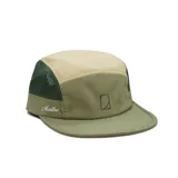 Gorra de estilo deportivo con diseño de 7 paneles, confeccionada en tejido técnico ligero y transpirable. Presenta paneles laterales con perforaciones para ventilación, visera curva y cierre ajustable en la parte posterior. Incluye bordado frontal con el logo de la marca y detalle lateral con el nombre Martha.