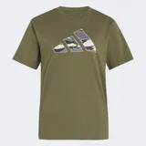 Remera Adidas de corte clásico y cuello redondo, confeccionada en tejido de punto jersey de algodón. Presenta un estampado frontal con el logo de la marca en diseño de camuflaje multicolor.