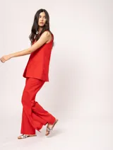 Chaleco color crema de lino con corte sastrero, largo a la cadera, forro interno, botones delanteros, silueta levemente entallada y tajo cruzado en la espalda.