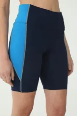 Biker deportivo azul con recortes azulinos y costuras en tono verde.