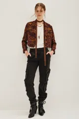 Saco de corte entallado con estampado ikat en tonos marrón y ocre, de manga larga y cierre frontal con botones.