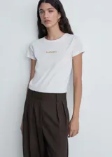 Camiseta de manga corta y cuello redondo, confeccionada en algodón. Presenta un diseño recto con el logo de la marca estampado en el centro del pecho.
