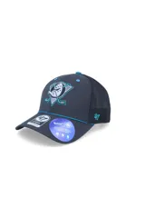 Gorra tipo trucker de la marca 47, color negro con detalles en turquesa. Presenta el logo de los Anaheim Ducks bordado en relieve en la parte frontal, visera curva y paneles traseros de malla para mayor ventilación.