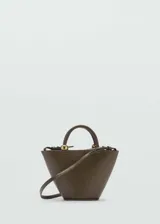 Bolso de mano pequeño con diseño estructurado en forma de trapecio, confeccionado en material efecto piel color verde oliva. Incluye asa de mano superior, correa larga bandolera desmontable y detalle de herrajes metálicos dorados.
