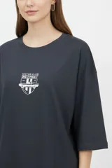 Remera negra de manga corta, cuello redondo y diseño holgado, con estampado frontal en color blanco con la inscripción "Race Vibes".