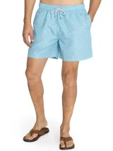 Short de baño celeste de RKF, confeccionado con poliéster reciclado. Presenta un estampado integral de pequeños pingüinos, cintura elástica con cordón ajustable blanco y gris, y bolsillos laterales.
