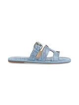 Sandalias planas celestes con textura efecto cocodrilo, diseño de tiras múltiples, tira con hebilla metálica ajustable en el empeine y suela plana.