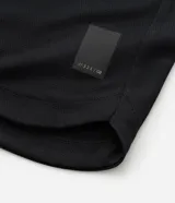 Bermuda deportiva masculina de color azul marino, con cintura elástica y cordón ajustable, bolsillos laterales con cierre y tecnología Dry para mayor transpirabilidad.