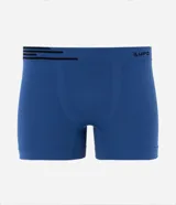 Calzoncillo tipo boxer de microfibra color azul marino, con diseño sin costuras y cintura elástica con detalle de líneas horizontales y logo de la marca.