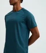 Remera deportiva de manga corta con cuello redondo, confeccionada en tejido técnico con tecnología Dry para mayor transpirabilidad y secado rápido. Presenta un diseño minimalista con logo pequeño en el centro del pecho y detalles de corte láser para ventilación.