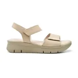 Sandalias bajas color beige con plataforma y dos tiras con velcro.