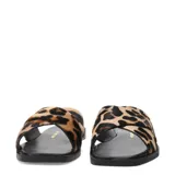 Sandalias planas marca Bottero con tiras cruzadas en acabado de pelo con estampado animal print. Presentan una base negra con punta cuadrada y un pequeño detalle metálico con el logo de la marca en una de las tiras.