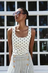 Camiseta blanca ajustada de poliamida con tirantes anchos y escote redondo.