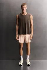 Zapatilla deportiva de correr Zara Athleticz, color beige, con parte superior de tejido de punto transpirable, refuerzos Shield Protect Max en puntera y talón, entresuela con tecnología Spume Foam y suela de goma.