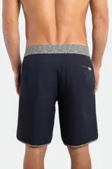 Short de baño O'Neill modelo Scallop Flower, color negro con detalles de estampa floral en la cintura, los laterales y el ruedo, y cordón ajustable.