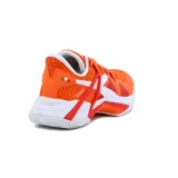 Championes de tenis para mujer Diadora modelo T1 Clay, diseñados para superficies de polvo de ladrillo. Presentan un exterior de malla transpirable en color naranja con detalles en blanco y rojo, cierre de cordones y suela con tracción específica para el deporte.