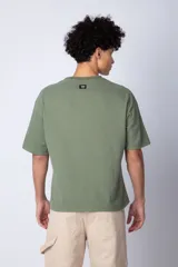 Remera de corte boxy y holgado, confeccionada en algodón pesado, con cuello redondo y diseño liso.