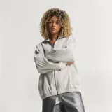 Campera de jean con diseño inspirado en el modelo Firebird de Adidas Originals. Presenta cuello alto, cierre frontal completo, bolsillos laterales y las icónicas tres tiras en las mangas. Posee puños y ruedo elásticos, con el logo del trébol bordado en el pecho.