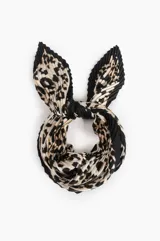 Pañuelo plisado de poliéster con diseño de animal print en tonos negro, beige y blanco.
