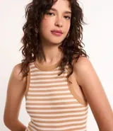 Vestido midi musculosa con rayas horizontales marrones y blancas.