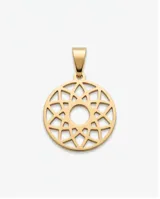 Dije circular de acero con baño de oro, con diseño calado geométrico tipo mandala.