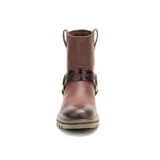 Bota de cuero color marrón con diseño tipo arnés, que incluye una tira con textura efecto reptil y herrajes metálicos dorados. Cuenta con suela de goma dentada y logo de la marca grabado en el lateral.