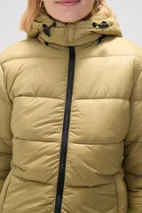 Campera puffer color verde oliva con capucha y cierre frontal con cremallera negra.