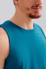 Musculosa Hering de punto color azul melange, con cuello redondo y sisas clásicas.