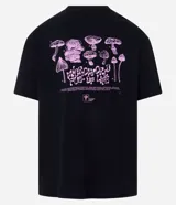 Remera negra de corte relajado, confeccionada en algodón, con cuello redondo y manga corta. Presenta un estampado gráfico en la espalda en color rosa que ilustra diversos tipos de hongos junto con la frase 'Microworld full of life'.