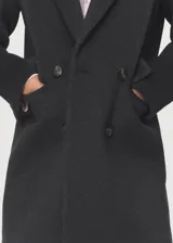 Abrigo de paño con mezcla de lana, diseño recto de doble botonadura, cuello con solapas de muesca, manga larga y dos bolsillos laterales con solapa.