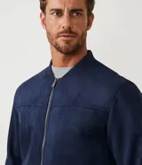 Chaqueta bomber de Marfinno en color tostado, con cierre frontal y cuello de tejido acanalado. Presenta un diseño liso con costuras horizontales y bolsillos funcionales.