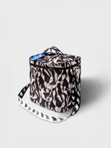 Bolso térmico cuadrado de gran capacidad, color negro con estampado en blanco de sirenas y motivos marinos. Posee asas de mano y una correa ajustable estampada con el monograma de la marca.
