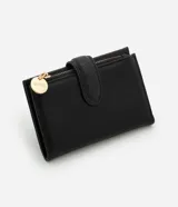 Billetera mediana tipo sobre, color negro, con solapa y cierre de cremallera contrastante con tirador metálico dorado que lleva grabado el logo "Satinato".