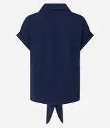 Blusa azul marino de viscosa con cuello solapa, abotonado delantero, mangas cortas con doblez y lazo en la parte baja.