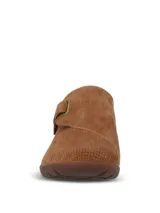 Zapato casual Hush Puppies modelo Albi, color marrón, confeccionado en cuero con textura perforada. Presenta un diseño de empeine cerrado con ajuste de velcro lateral y suela de goma al tono.