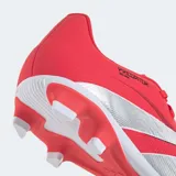 Championes de fútbol Adidas Predator Club, color rojo vibrante con las tres franjas características en plateado. Presentan un exterior sintético con textura Strikeprint y suela para terreno firme/multisuperficie.