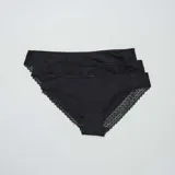 Pack de tres bombachas clásicas de algodón color negro con detalle de encaje en los bordes.