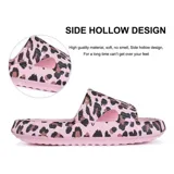 Chancletas tipo ojota de goma con diseño de animal print, suela antideslizante y ajuste cómodo.