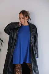 Conjunto de dos piezas compuesto por un buzo de cuello redondo y mangas largas con diseño holgado y un pantalón de corte recto y tiro alto. Ambas prendas están confeccionadas en tejido de punto acanalado.