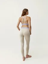 Calza deportiva 7/8 color azul con cintura media y detalles de líneas blancas en los laterales.